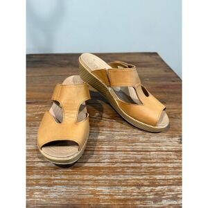 Crocs Womens Wedge Sandals Tan Leather Open Toe Slip On Size 7‎ Comfort EUC